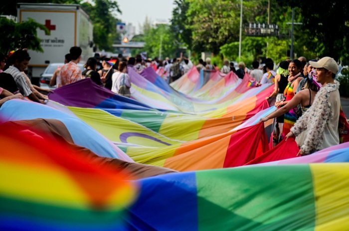 Hunderte Teilnehmer präsentieren die Pride-Flagge und setzen ein sichtbares Zeichen für Vielfalt und Gleichberechtigung. Bild: Bangkok Metropolitan Administration (BMA)