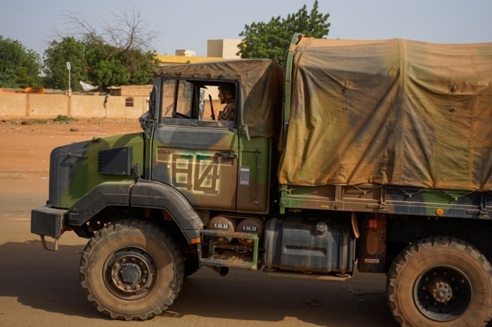 Ein Lastkraftwagen, Teil des ersten französischen Militärkonvois, der Niger verlässt, fährt aus Niamey heraus. Archivfoto: epa/ISSFOU DJIBO