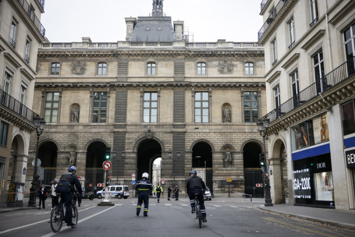 Polizeibeamte stehen vor dem Louvre Wache, nachdem das Museum wegen einer Bombendrohung geräumt wurden. Foto: Thomas Padilla/Ap/dpa