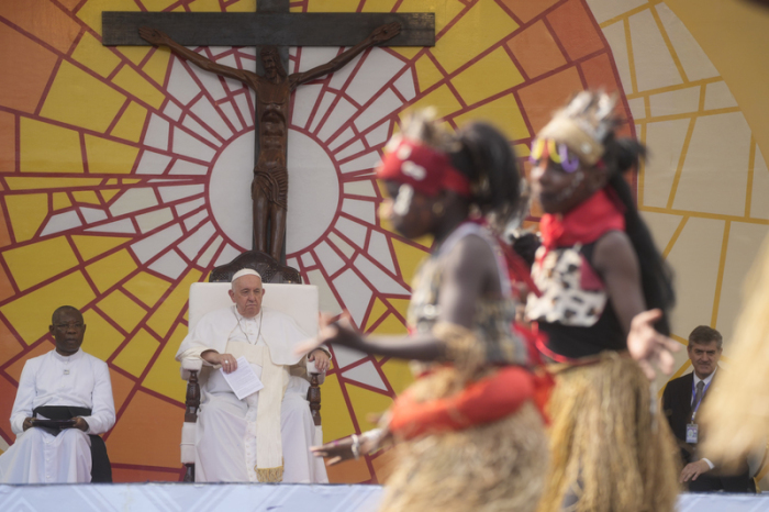 Papst Franziskus (2.v.l) schaut sich traditionelle Tänzer an, die im Märtyrerstadion auftreten. Foto: Gregorio Borgia/Ap/dpa