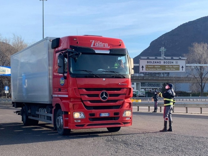 Die Polizei kontrolliert Lkw-Fahrer an der italienisch-österreichischen Grenze in Brenner. Foto: epa/Gnews