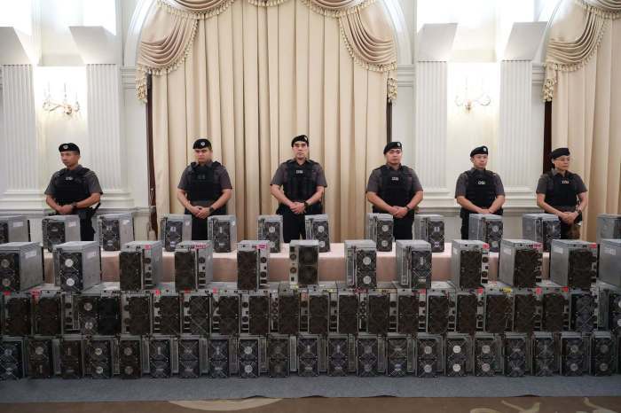 Bei der Pressekonferenz präsentierte das DSI einen Teil der rund 1.900 beschlagnahmten Geräte für das mutmaßlich illegale Crypto-Mining. Bild: Department of Special Investigation (DSI)
