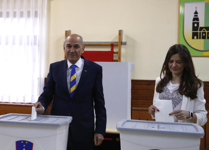 Slowenischer Ministerpräsident Janez Jansa (L) und seine Frau Urska wählen in einem Wahllokal in Arce Pri Velenju. Foto: epa/Antonio Bat