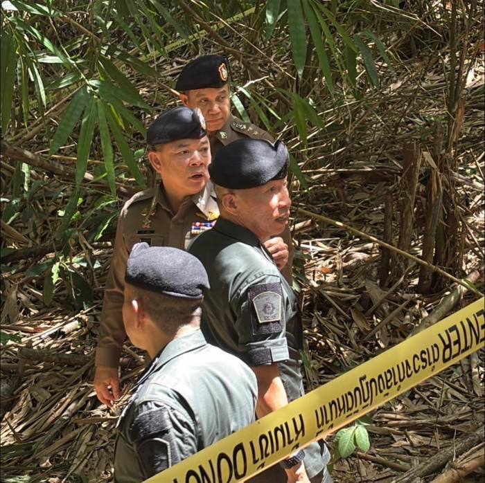 Ermittler der Royal Thai Police sichern Spuren und untersuchen den Bereich, in dem die Leiche der vermissten Siebenjährigen entdeckt wurde. Bild: Royal Thai Police