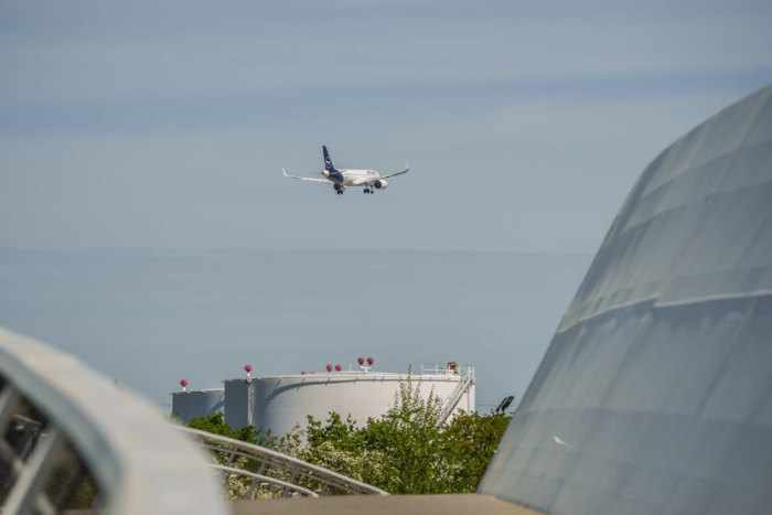 Eine Lufthansa-Maschine fliegt über das Tanklager von Unitank am Flughafen Frankfurt. Foto: Andreas Arnold/dpa