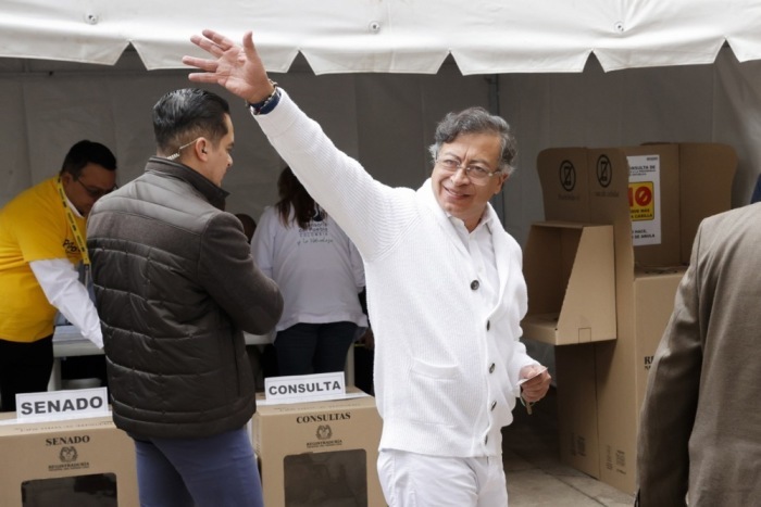 Kolumbiens Präsident Gustavo Petro winkt nach seiner Stimmabgabe bei den Parlamentswahlen in Bogotá. Millionen Bürger entscheiden über die Zusammensetzung des Kongresses. Foto: epa/Mauricio Dueñas Castañeda