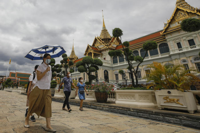 Ausländische Touristen besichtigen Bangkoks Großen Palast. Bisher geht es noch übersichtlich in der weltbekannnten Sehenswürdigkeit zu. Foto: epa/Diego Azubel