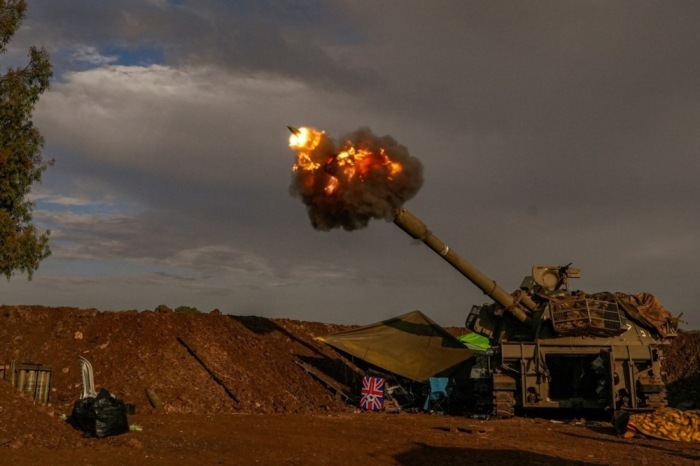 Eine israelische Artillerieeinheit feuert während einer militärischen Übung auf den annektierten Golanhöhen nahe der Grenze zum Libanon. Foto: epa/Ayal Margolin