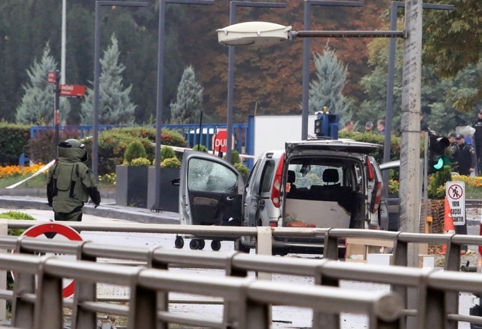 Ein türkischer Bombenentschärfer inspiziert ein Fahrzeug, das bei einem Selbstmordanschlag in der Nähe des Innenministeriums in Ankara eingesetzt wurde. Foto: epa/Necati Savas