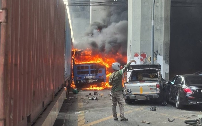 Ein Linienbus steht nach dem Zusammenstoß mit einem Güterzug nahe Makkasan in Flammen. Bild: JS100 Radio