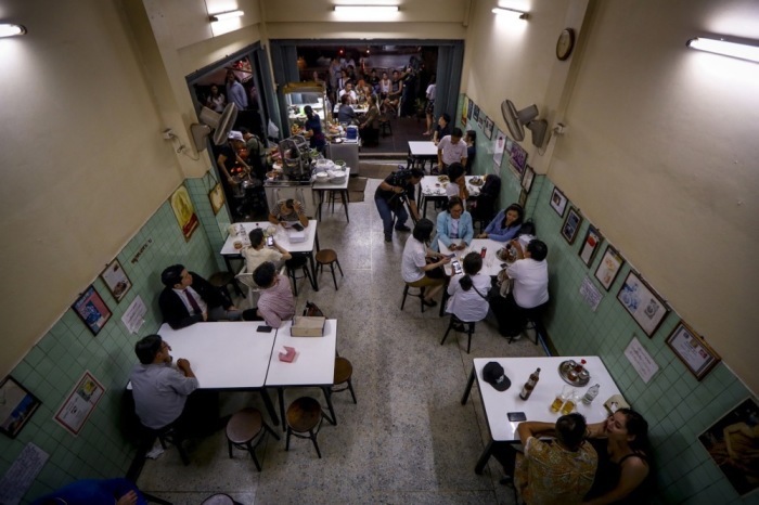 Der Gastraum von Jay Fai zählt heute zu Bangkoks bekanntesten Restaurantadressen – mit Michelin-Stern. Foto: epa/Diego Azubel