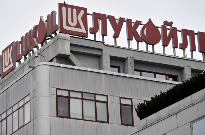Der russische Ölriese Lukoil erwägt den Verkauf seiner größten Ölraffinerie auf dem Balkan. Foto: epa/Vassil Donev