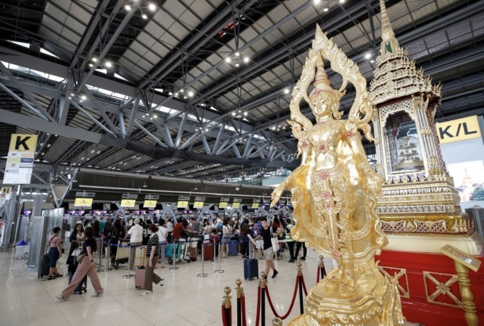 Die Politik der visafreien Einreise für ausgewählte Länder hat das Fluggastaufkommen am internationalen Flughafen Suvarnabhumi in Bangkok spürbar erhöht. Foto: epa-efe/Rungroj Yongrit