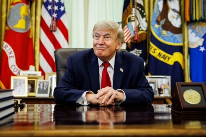 Donald Trump sitzt im Oval Office des Weißen Hauses vor der Unterzeichnung einer Verfügung zu Fahrzeugreparaturen. Foto: EPA/Samuel Corum/pool