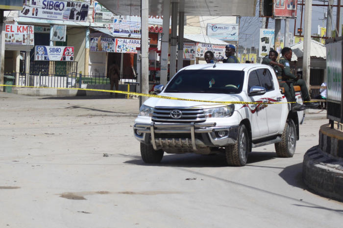 Die somalischen Sicherheitskräfte treffen am Tatort eines Anschlags auf das Hayat Hotel in Mogadischu ein. Foto: epa/Said Yusuf Warsame