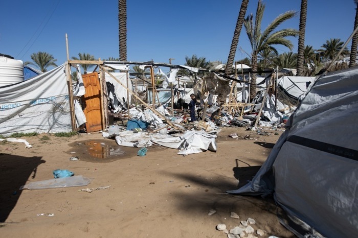 Palästinenser begutachten die Schäden nach einem israelischen Luftangriff auf ein Zeltlager für Vertriebene in Khan Younis. Foto: epa/Haitham Imad
