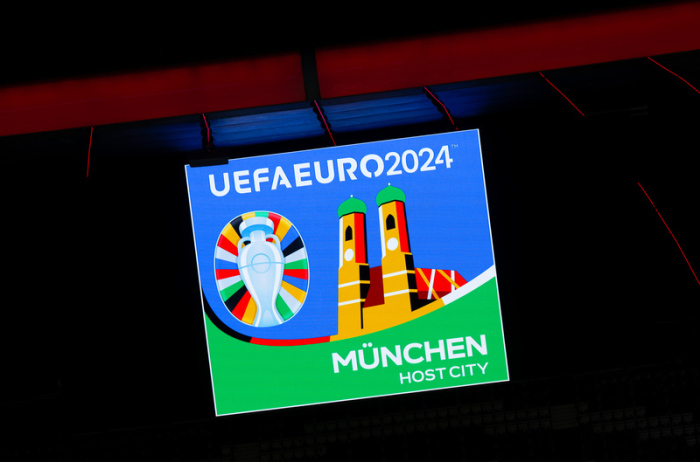 Das Logo der UEFA Euro 2024 für die „Host City“ München ist auf einer Anzeigetafel in die Allianz Arena zu sehen. Foto: Sven Hoppe/dpa