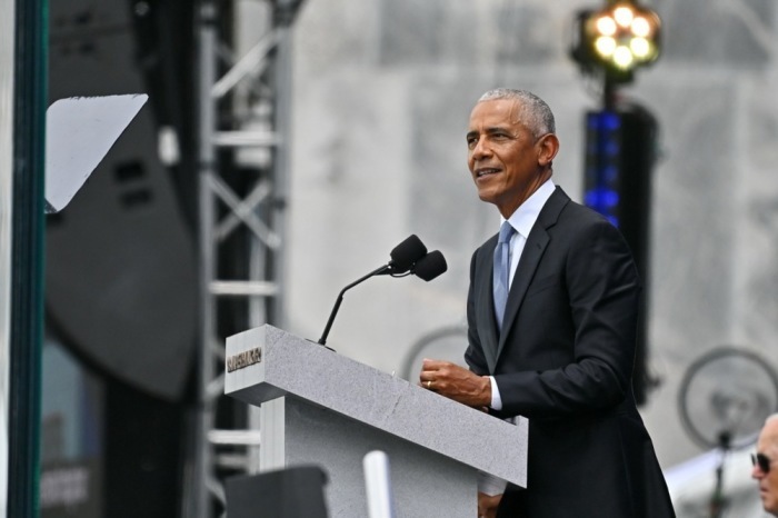 Barack Obama spricht bei der Eröffnung des Obama Presidential Center in Chicago vor den Gästen. Foto: epa/Victor Hilitski