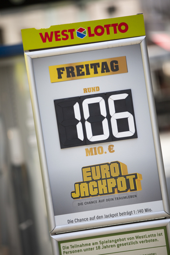 106 Millionen Euro im Eurojackpot steht auf einer Tafel vor einer Lotto-Annahmestelle. Gewinnrekord im Eurojackpot möglich - erstmals mehr als 100 Millionen Euro. In Deutschland liegt der bisherige Rekord bei 90 Milli... Foto: Thomas Banneyer/dpa