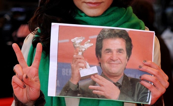 Die deutsche, im Iran geborene Schauspielerin Pegah Ferydoni zeigt ein Foto des iranischen Regisseurs Jafar Panahi. Archivfoto: epa/BRITTA PEDERSEN