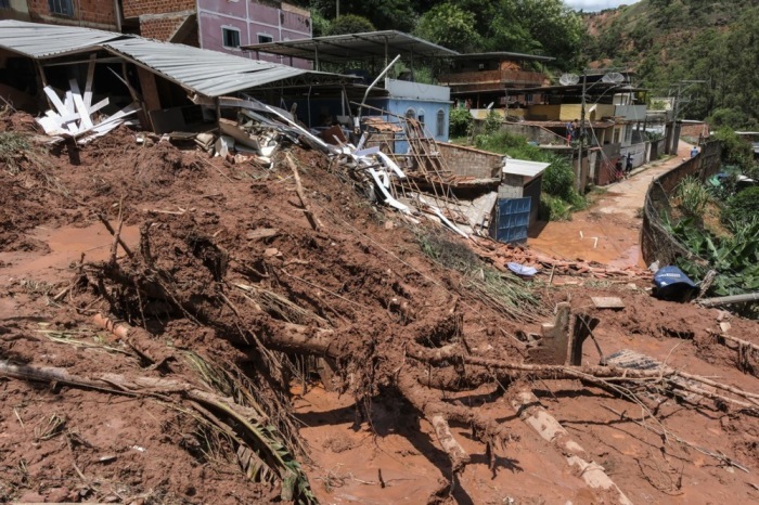 Schlamm und Trümmer bedecken Straßen in Juiz de Fora nach schweren Unwettern mit vielen Toten und Vermissten in Minas Gerais. Foto: ANDRE COELHO/epa