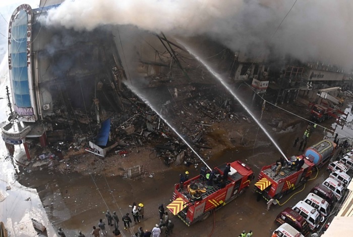 Feuerwehrleute kämpfen gegen einen Großbrand im Einkaufszentrum Gul Plaza in Karachi. Mindestens sechs Menschen kamen ums Leben, zahlreiche wurden verletzt. Foto: epa/Shahzaib Akber