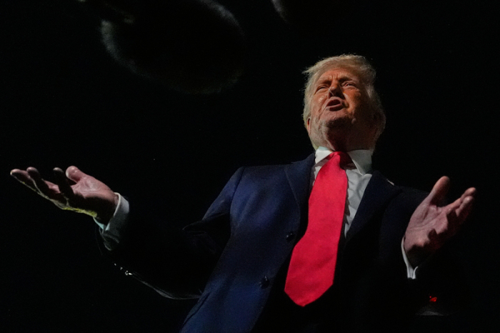 US-Präsident Donald Trump spricht zu Reportern, bevor er die Air Force One am Palm Beach International Airport besteigt. Foto: Julia Demaree Nikhinson/Ap/dpa