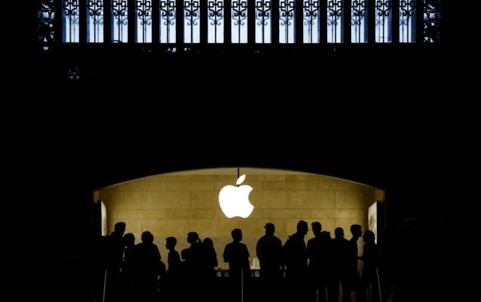 Leute laufen an einem Apple Logo in einem Apple Store in New York vorbei. Foto: epa/Justin Lane