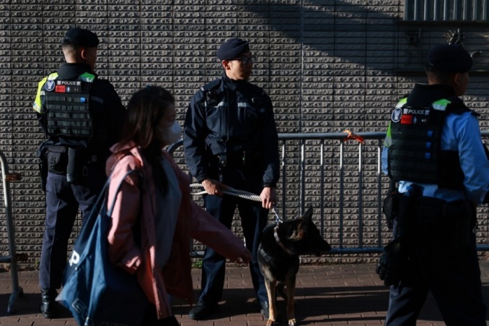 Polizei sichert das Gerichtsgebäude in Hongkong vor der Urteilsverkündung im nationalen Sicherheitsprozess gegen Jimmy Lai. Foto: epa/May James