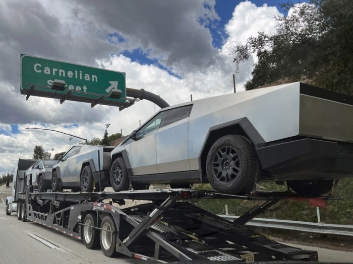 Ein Transportfahrzeug transportiert drei neue Tesla Cybertrucks auf einem Freeway in Rancho Cucamonga, Kalifornien. Foto: epa/John G. Mabanglo
