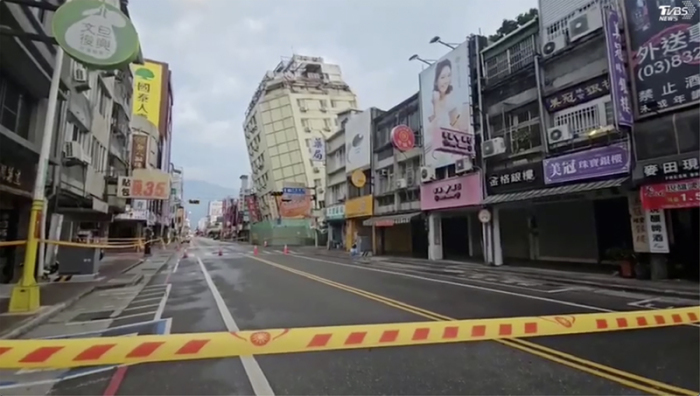 In diesem Bild aus einem Video sind Straßen abgesperrt, nachdem die Insel von einer Reihe von Erdbeben erschüttert wurde. Foto: Uncredited/Tvbs/ap/dpa