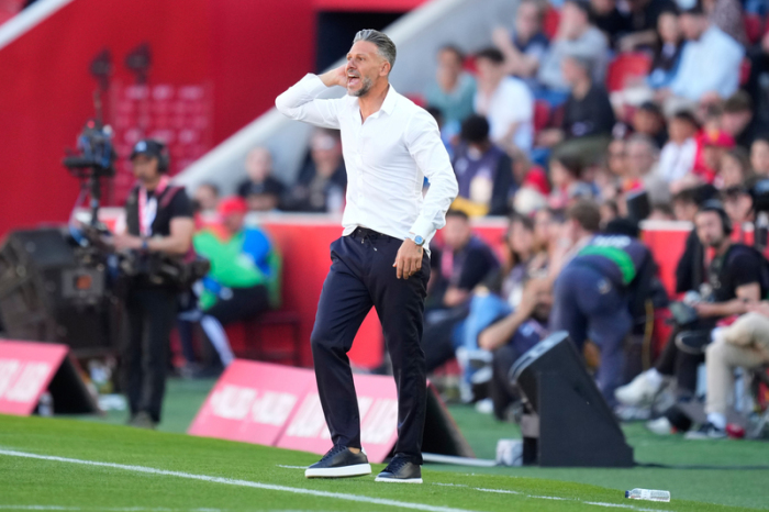 Mallorcas Trainer Martín Demichelis steht am Spielfeldrand. Foto: Jose Breton/Ap/dpa