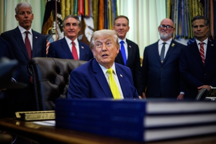 Donald Trump beantwortet im Oval Office des Weißen Hauses Fragen von Journalisten nach einer Ankündigung zur Förderung der Kohleindustrie. Foto: epa/Samuel Corum/pool