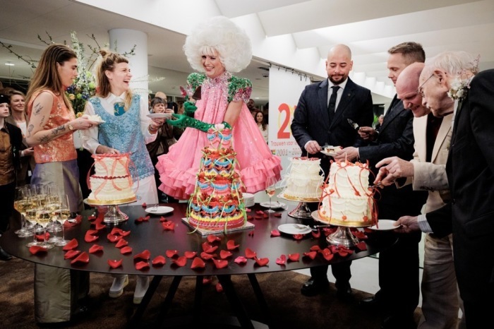 Drei Paare schnitten die Hochzeitstorte an, nachdem sie im Rahmen einer Feier zum 25-jährigen Jubiläum der „universellen Ehe“ in Amsterdam offiziell den Bund fürs Leben geschlossen hatten. Foto: epa/Ramon Van Flymen