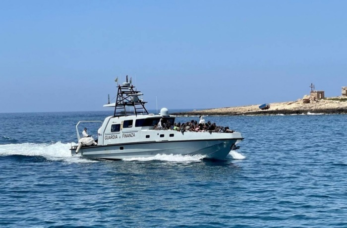 Ein Schiff der italienischen Küstenwache transportiert Migranten aus Lampedusa. Foto: epa/Elio Desiderio