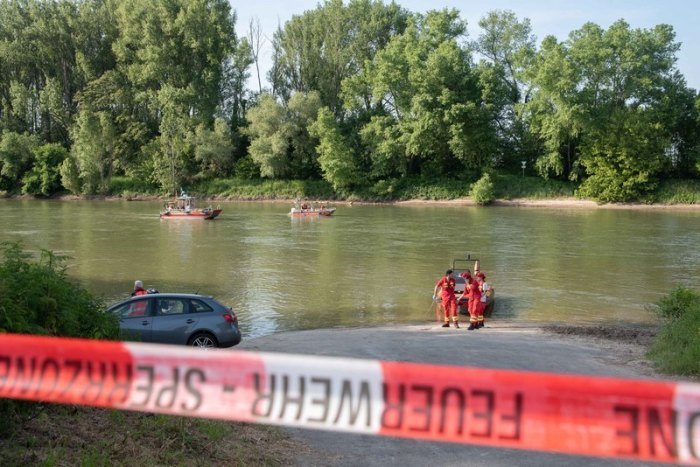 Wasserwacht, Feuerwehr und Rettungsdienste suchen nach zwei Vermissten. Foto: Vincent Kempf/dpa
