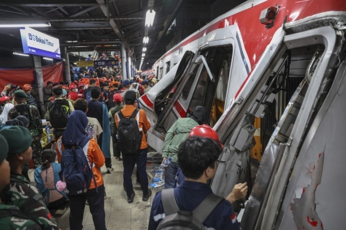 Rettungskräfte befreien nach Zugkollision in Bekasi Verletzte und bergen Opfer aus den Trümmern. Mehrere Tote und Dutzende Verletzte. Foto: EPA/Mast Irham