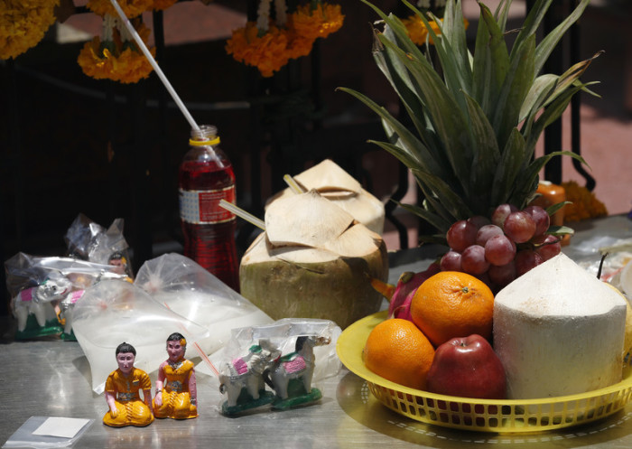 In Thailand sind die Geister Naschkatzen. Um sich ihre Gunst zu sichern, werden sie von Gläubigen mit allerlei Leckereien versorgt. Rote Limonade darf auf keinen Fall fehlen. Foto: epa/Rungroj Yongrit