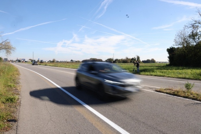 Autos fahren an der Unfallstelle in Fenegrò vorbei, an der der Inter-Mailand-Torhüter Josep Martínez mit einem älteren Mann kollidierte. Foto: epa/Matteo Bazzi