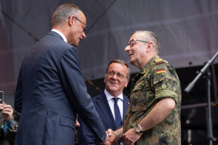 Friedrich Merz begrüßt Bundeswehr-Generalinspekteur Carsten Breuer beim Veteranentag in Berlin. Foto: EPA/Hans-christian Plambeck