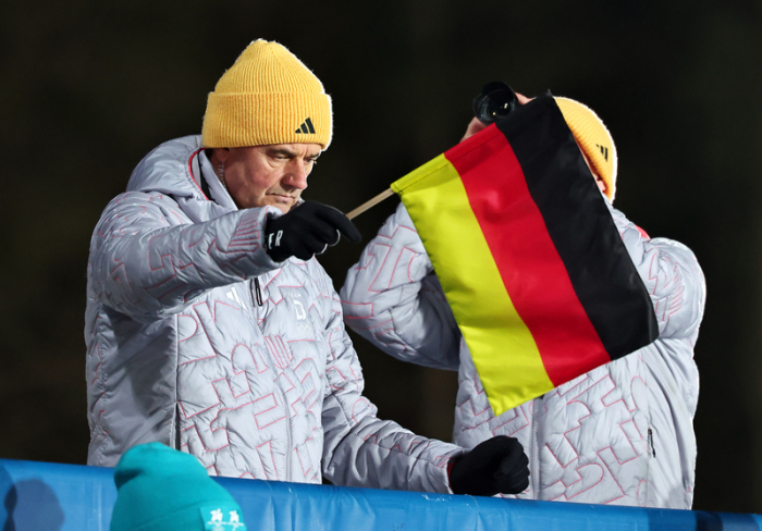 Stefan Horngacher dirigiert als Bundestrainer vom Turm aus seine Skispringer und beendet nach Erfolgen und Rückschlägen seine Amtszeit. Foto: dpa/Daniel Karmann