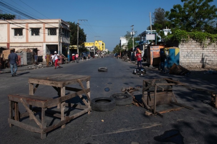 Passanten sind in einer ungewöhnlich leeren Straße in der Nähe des Champs de Mars, dem wichtigsten öffentlichen Platz in Port-au-Prince, zu sehen. Foto: epa/Johnson Sabin