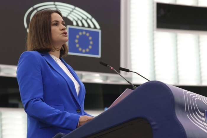 Die Vorsitzende der weißrussischen demokratischen Opposition Sventlana Tichanowskaja spricht während einer feierlichen Sitzung im Europäischen Parlament. Foto: epa/Julien Warnand