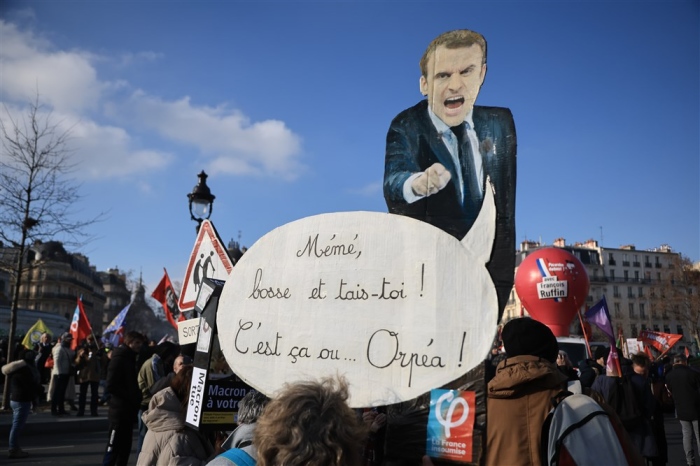 Französische Jugendverbände protestieren in Paris gegen die geplante Rentenreform. Foto: EPA-EFE/Christophe Petit Tesson