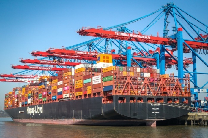 Am Containerterminal Burchardkai des Hafenbetreibers Hamburger Hafen und Logistik AG (HHLA) in Hamburg macht die Reederei Hapag-Lloyd fest. Foto: epa/Focke Strangmann