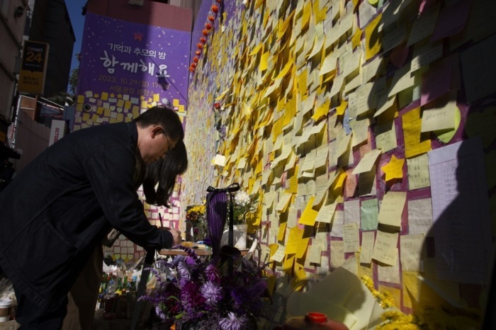 Ein Mann gedenkt der Opfer der Itaewon-Halloween-Stampede während der Gedenkveranstaltung zum ersten Jahrestag in Seoul. Foto: epa/Jeon Heon-kyun