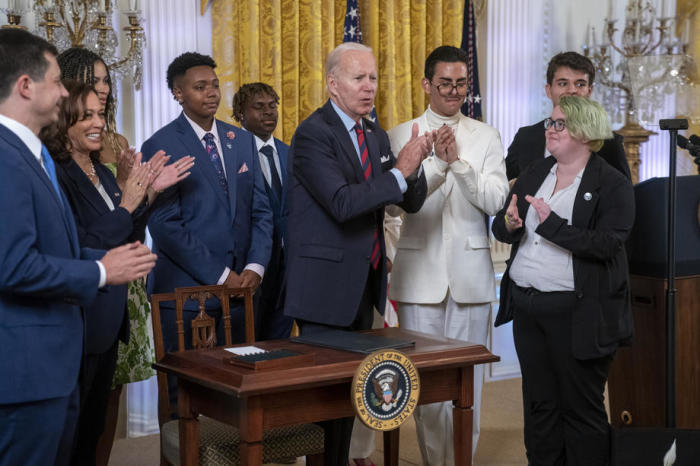 Präsident Joe Biden bei der feierlichen Unterzeichnung einer Durchführungsverordnung zur Förderung der Gleichstellung von LGBTQI+-Personen während des Pride-Empfangs im Weißen Haus. Foto: epa/Shawn Thew