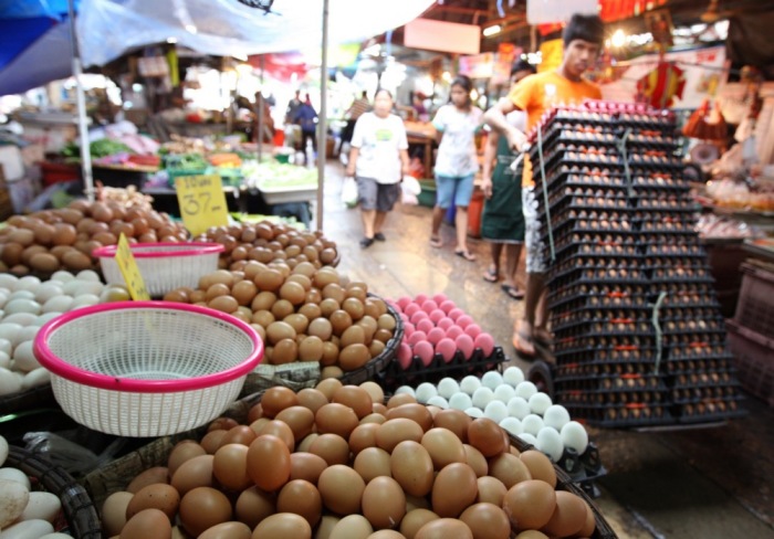 Ein Mann transportiert Eier an einem Marktstand in Bangkok, während hohe Energiepreise die Lebensmittelkosten in Thailand steigen lassen. Foto: epa/Narong Sangnak