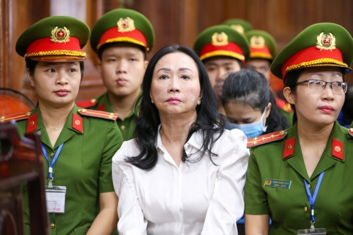 Truong My Lan (C), Vorsitzende der Van Thinh Phat Holdings, sitzt während ihres Prozesses vor dem Volksgericht von Ho-Chi-Minh-Stadt in Ho-Chi-Minh-Stadt. Foto: epa/Stringer