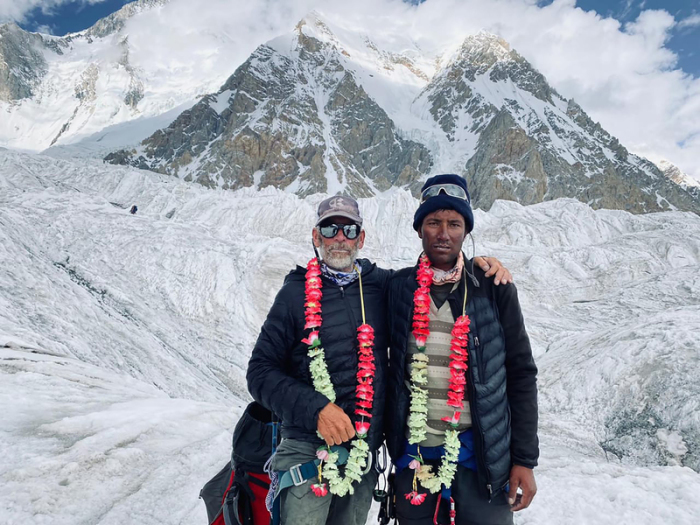 Ghulam Murtaza Sadpara (r.) und ein anderer Bergsteiger bei der Besteigung des Gasherbrum II in Pakistan. Foto: Privat/dpa